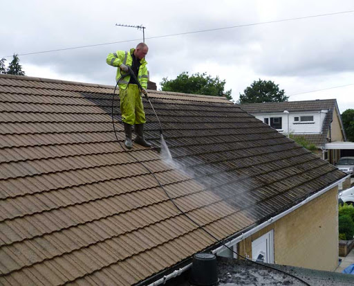 Limpeza de telhados na Vila Nancy
